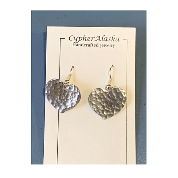 NWT Handcrafted silver toned dangling heart earrings - Picture 2 of 3